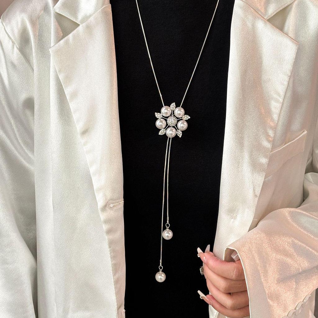 Versatile Trendy Fashion Sweater Necklace: Exquisite High-End Temperament Chain for Stylish Clothing Accessories