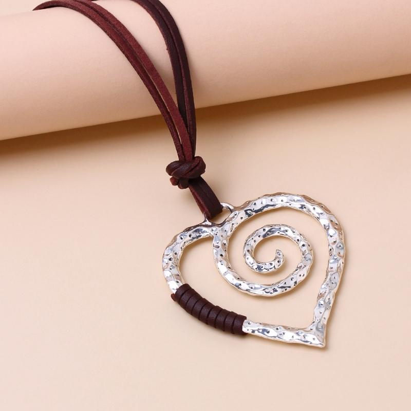 Vintage Heart Necklace Female Temperament Collarbone Chain Korean Student Adjustable Chain Jewelry Gift for Women Girls