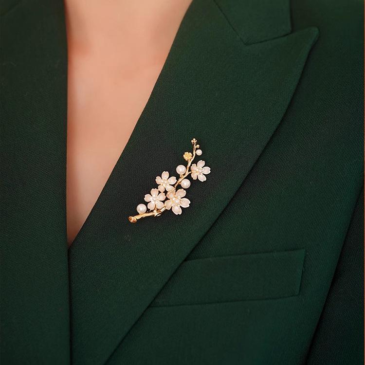 Exquisite Plum Blossom Brooch, High-End Femininity Pearl Brooch, Light Luxury, Niche Design Sense, Pin Coat, Cheongsam With