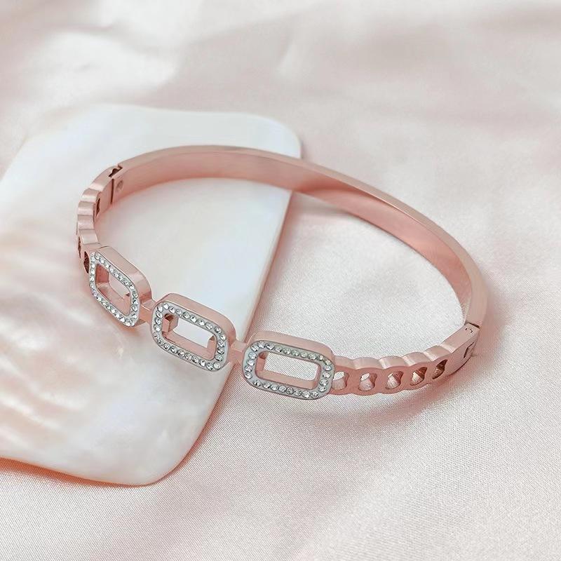 Fashionable Oval Hollow Titanium Steel Diamond Buckle Electroplating Jewelry Bracelet