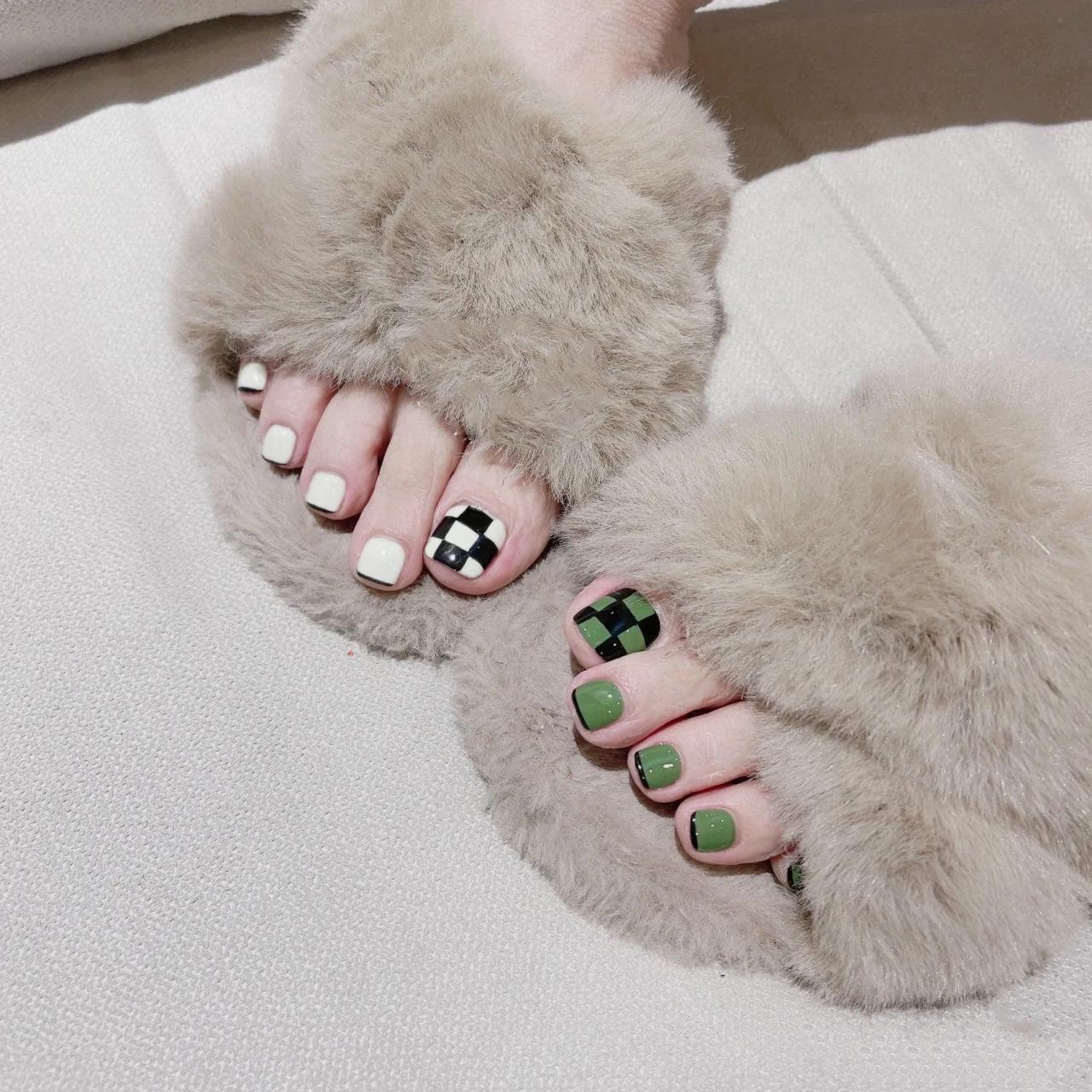 

French Checkered Fake Toenail Patches - Green Spring/Summer Nail Art Collection