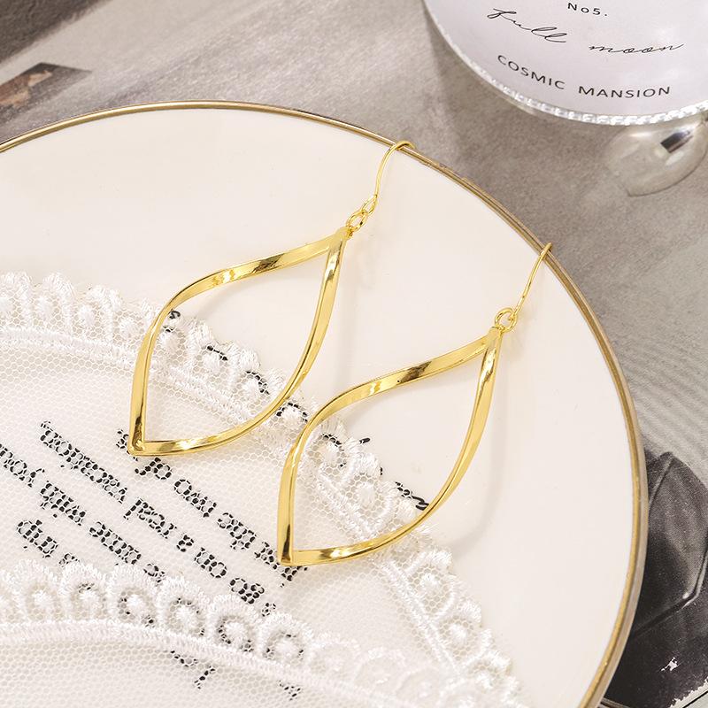 Minimalistische Metall-Statement-Ohrringe für Damen Gold Silber Verdreht Unregelmäßige Geometrie Hohl Oval Tropfenohrringe