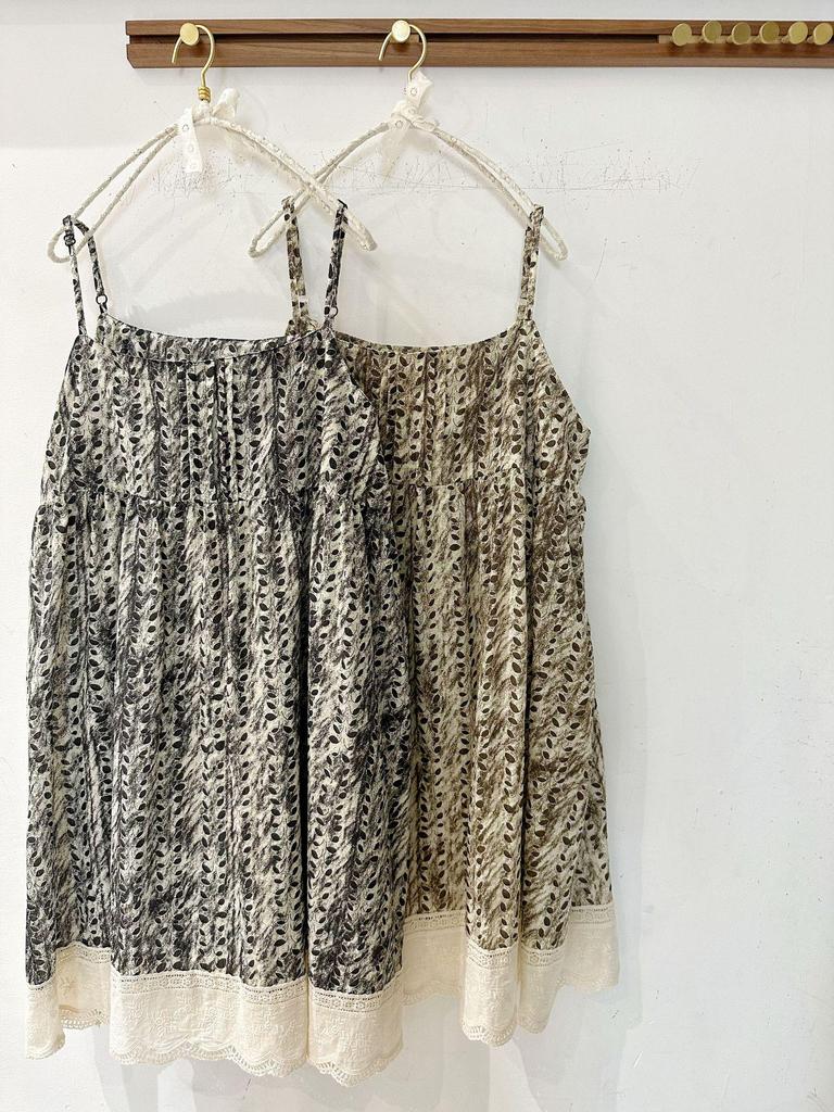 Sweet Mori Girl Lace Camisole Dress: Retro Midi-Length Layered Skirt for Women, Features Dye-Painted Leaf Design, Spring Arrival.