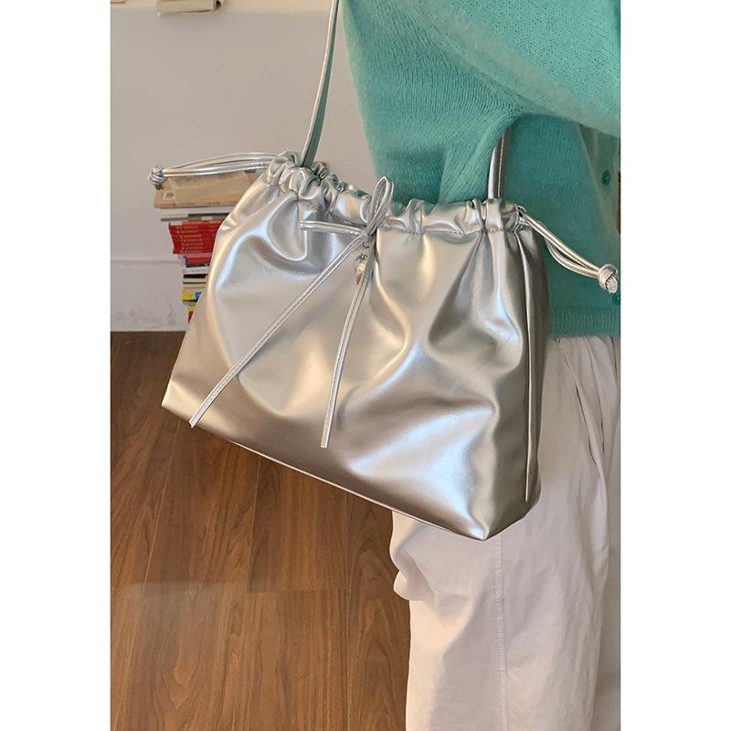 

Вместительная плиссированная сумка-тоут под мышкой женская 2025 новая мода простая сумка на плечо повседневная сумка