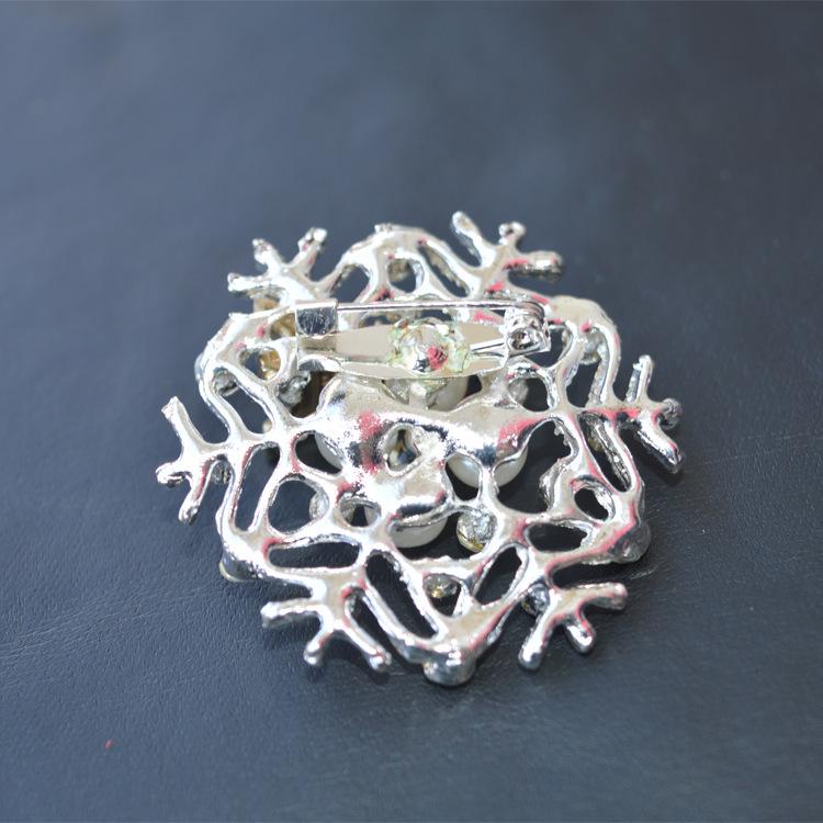 Schneeflocken-Perlen-Strass-Brosche - Modischer Revers-Anstecker und Accessoire