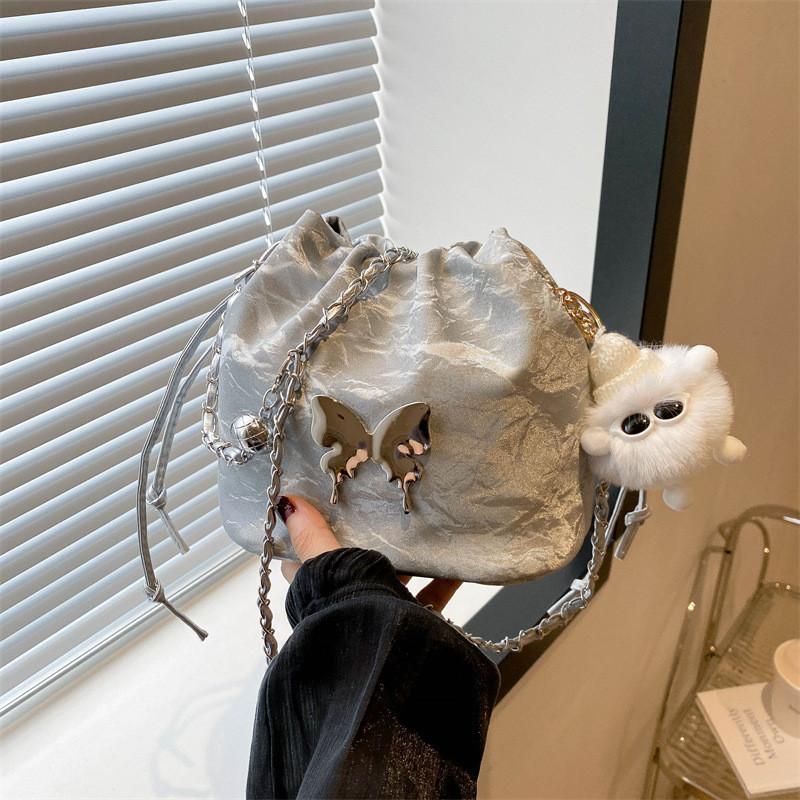 Trendige PU-Beuteltasche für Damen in Schwarz, Pink, Blau, Weiß, Silber mit stilvoller Steppung