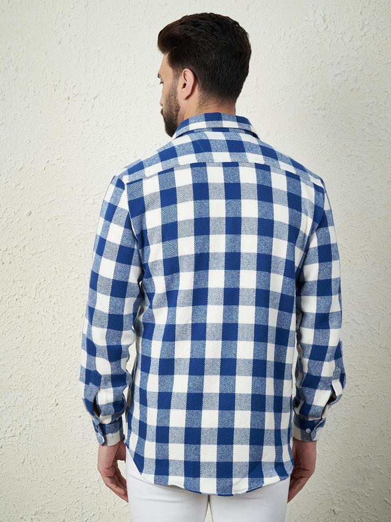 Blaues Herrenhemd aus schwerem, gekämmtem Baumwollflanell mit zwei aufgesetzten Taschen