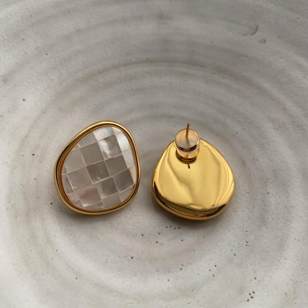 French Retro High-End Temperament Simple Shell Rhombus Ring Earrings Women'S Commuting Versatile Light Luxury Earrings