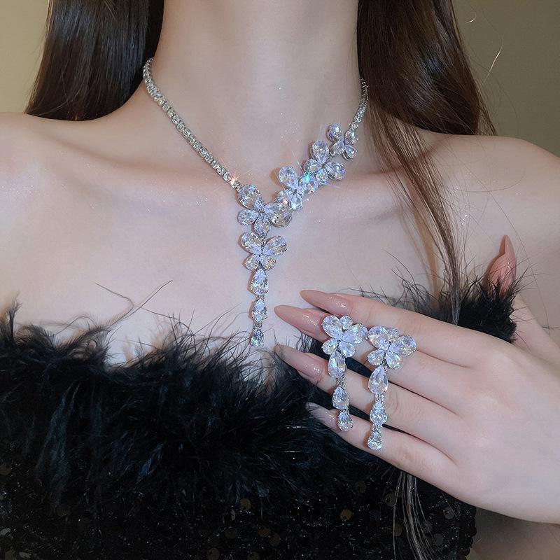 Sada čtvercových náušnic s kamínky a náhrdelníku: Elegantní, Luxusní a Všestranný Choker Šperk