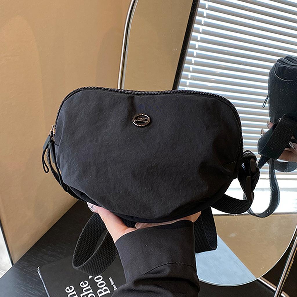 Multi-color shoulder bag with the same shoulder messenger bag will be sent on behalf of the new niche portable high-end large-capacity trend.