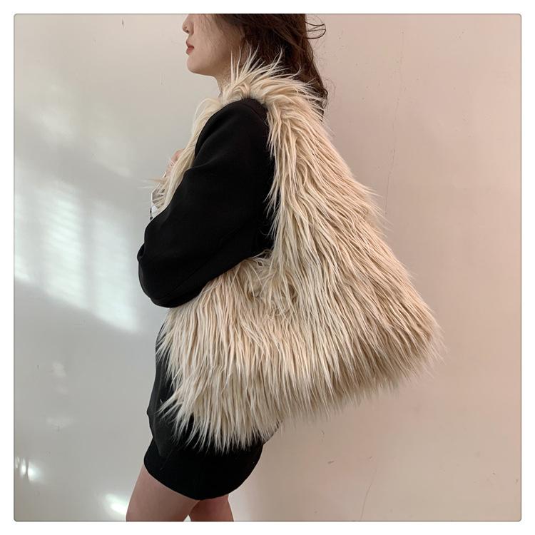 Mote fluffy veske ny lang plysj imitasjonspels personlig stekt gate stor kapasitet skulderveske