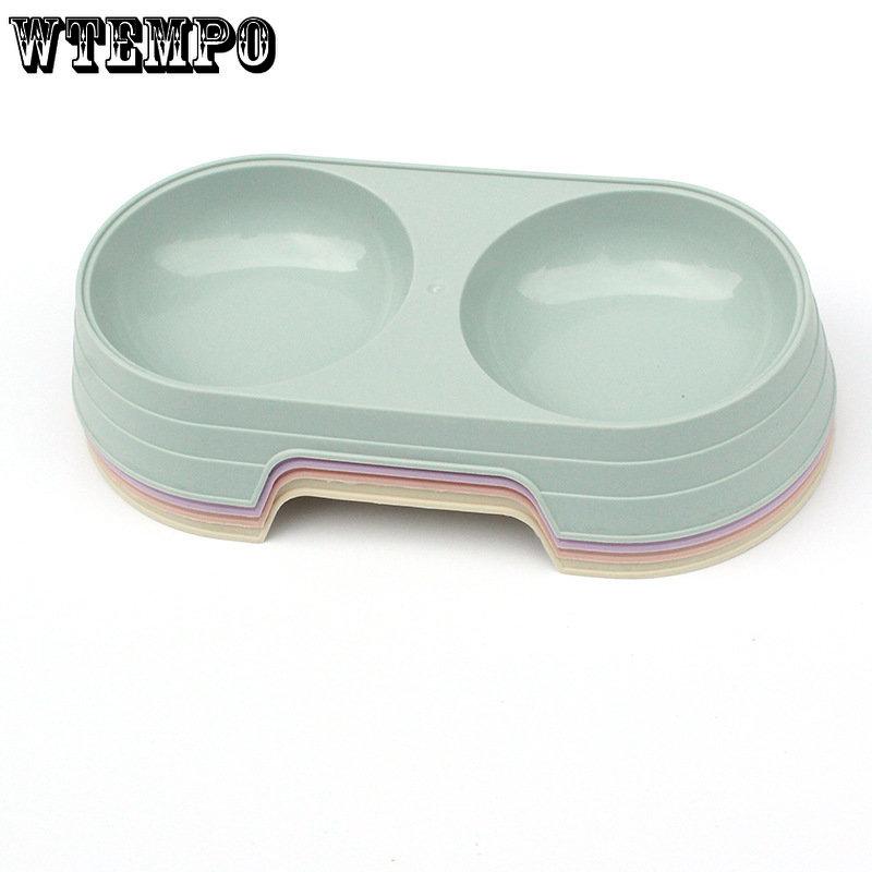 Zwierzęta domowe, koty i psy, piją i jedzą. Miska do ryżu podwójnego zastosowania. Artykuły dla zwierząt. Podwójna miska