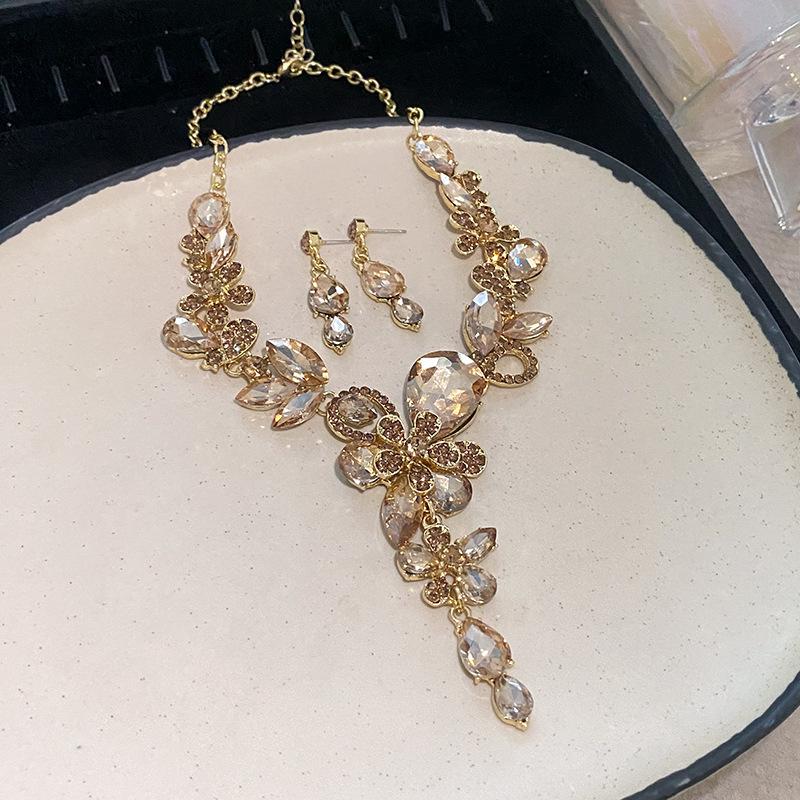 Silver Needle Cubic Zirconia Teardrop Pendant Necklace & Earrings Set - French Court Style, Light Luxury Jewelry for Versatile Elegance