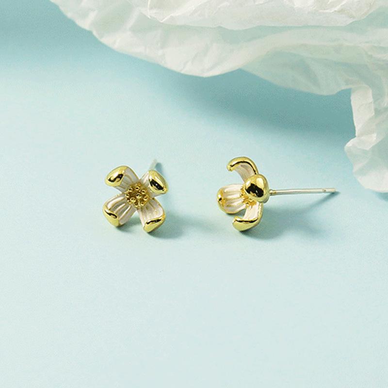 Exquisite French Pear Blossom Daisy Earrings: Delicate Silver Needle, Retro Versatile Design for Women Copper