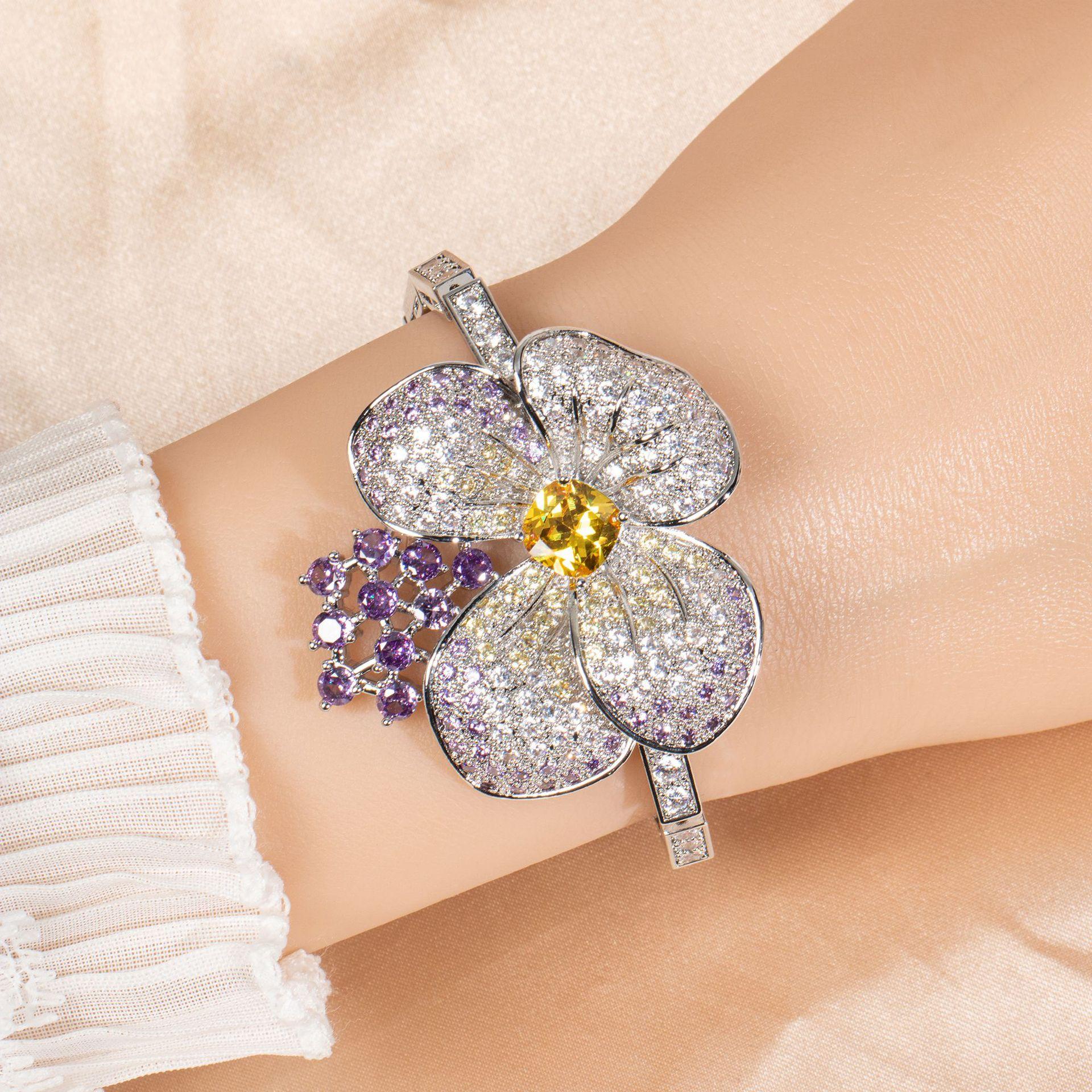 

European and American New Light Luxury Silver Flower Bracelet Three-dimensional Full Diamond Zircon Flower Bracelet High-end Hand Jewelry Tide 2026 18CM