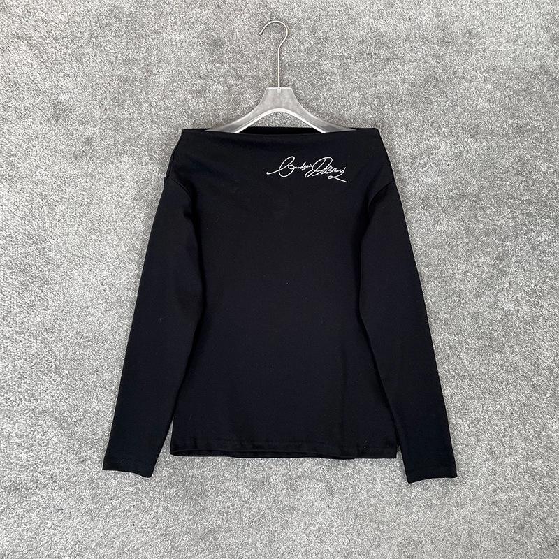 

Черно-белый топ с вышитым лозунгом и открытыми плечами — женская дизайнерская футболка с длинным рукавом на осень/зиму. Medium