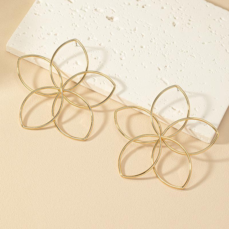 Pendientes de Flores Huecas Retro Estilo Coreano: Diseño de Nicho Elegante para Mujeres