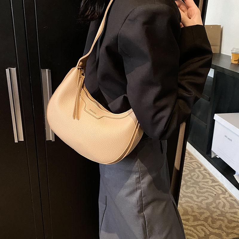 This year, the popular crescent moon dumpling bag women's bag 2025 new fashion light luxury niche high-end single shoulder messenger bag