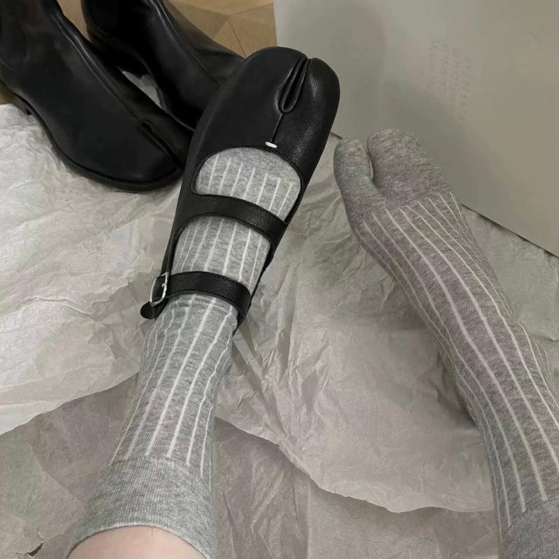 Letnie Buty z Bardzo Pigmentowanymi Podeszwami, z Rozdzielonymi Palcami i Pionowymi Paskami - Naprawdę Bardzo Luksusowe Skarpety Dwupalcowe.