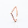 Pierścionek Pan Jia Rose Gold w kształcie litery V z pavé - Ponadczasowy, Modny, Lekki Luksus