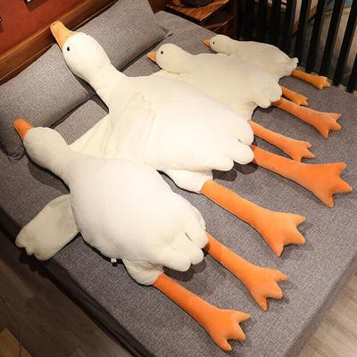 Aynı Büyük Beyaz Kaz Peluş Oyuncak Yana Yatmış Uyuyor ve Bebek Kaz Bebeği Uzun Yastıkla Teselli Ediyor