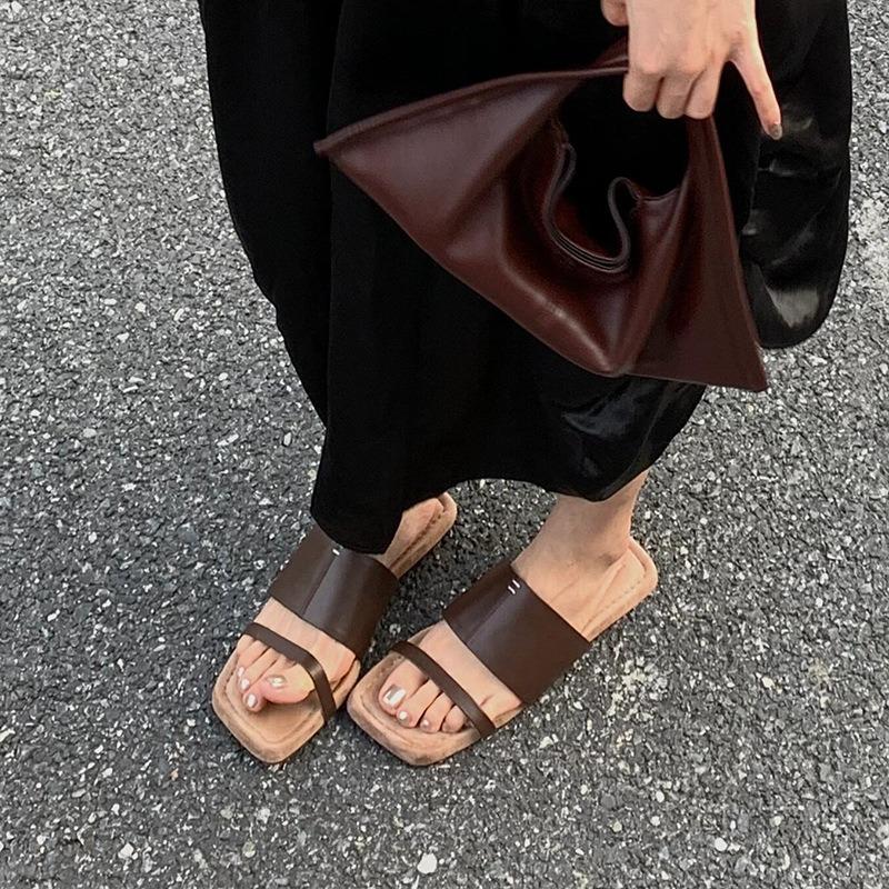 Schafleder~ Retro Ein-Wort Zehensteg-Hausschuhe mit eckiger Spitze und flacher Sohle für Damen Sommerbekleidung Leder vielseitig Strand kühl Hausschuhe