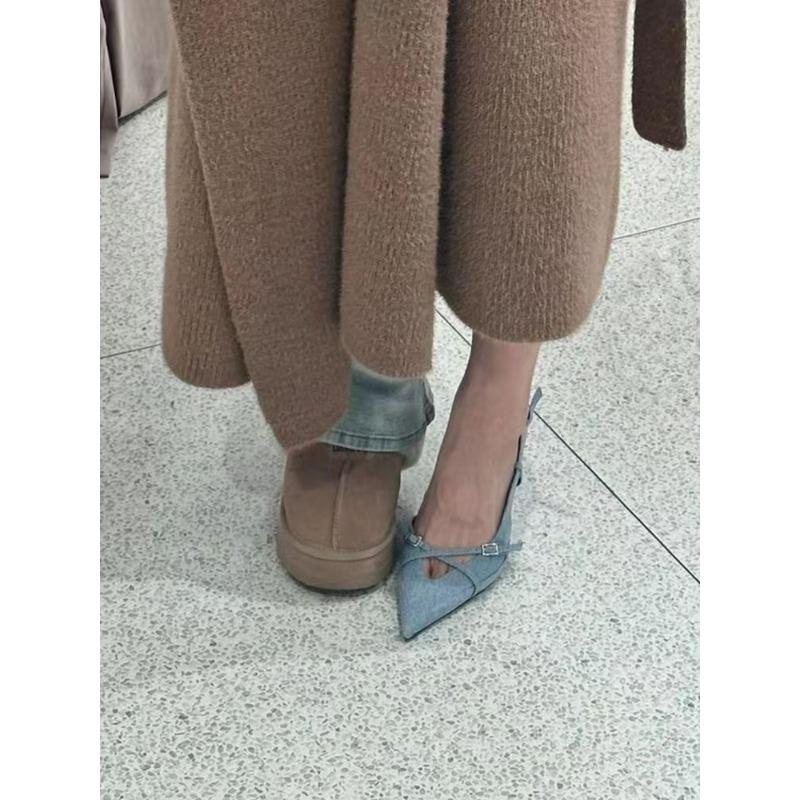 Pumps mit spitzer Zehenpartie und dünnem Absatz aus Denim für Damen, Eine neue, ausgefallene und stilvolle Klapp-Top-Mode für Damen im Sommer 2025