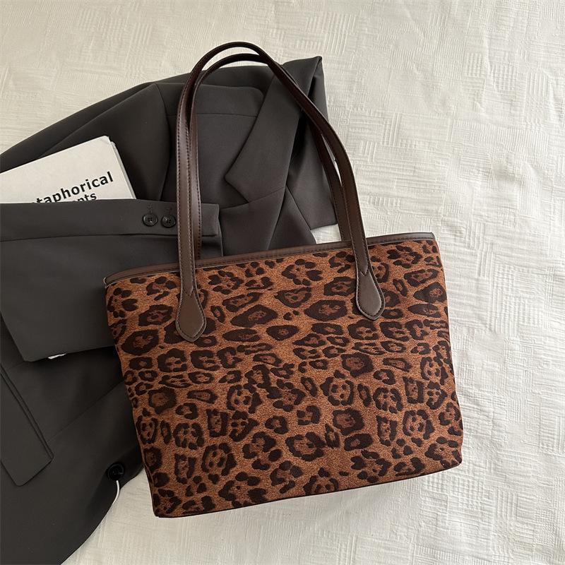 

Large-capacity bag niche versatile commuter bag women s 2025 new trendy texture leopard print portable tote bag