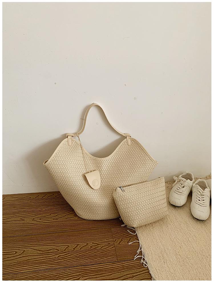 2026 Autumn Korean Woven Texture Bucket Bag - Trendy Large Capacity Shoulder Bag for Women and Kids