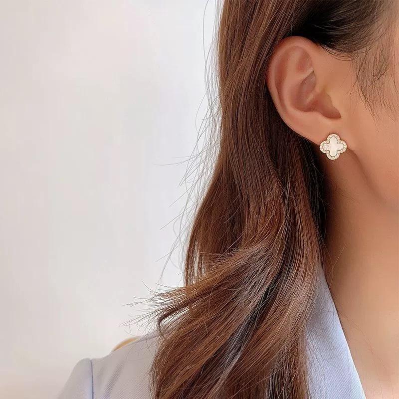 Cercei Stud Trifoi cu Patru Foi cu Sidef și Ac din Argint S925 - Stil Coreean Exquis