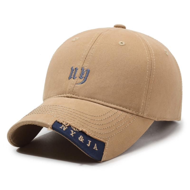 Элегантная черная бейсболка с едва заметными фирменными деталями хаки