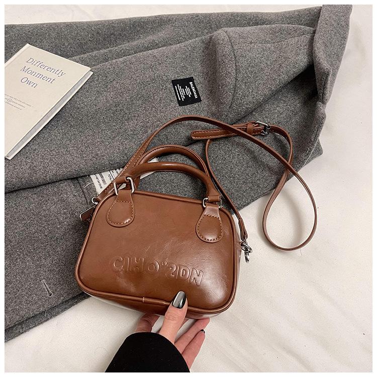 

Autumn and winter popular retro niche design sense fashion hand pillow bag women s casual versatile commuter solid color messenger bag