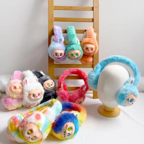 Labubu „Big Into Energy“ Plüsch-Ohrenwärmer – Ultraweiche Winter-Ohrenwärmer für Outdoor, Reisen & Alltagsstil