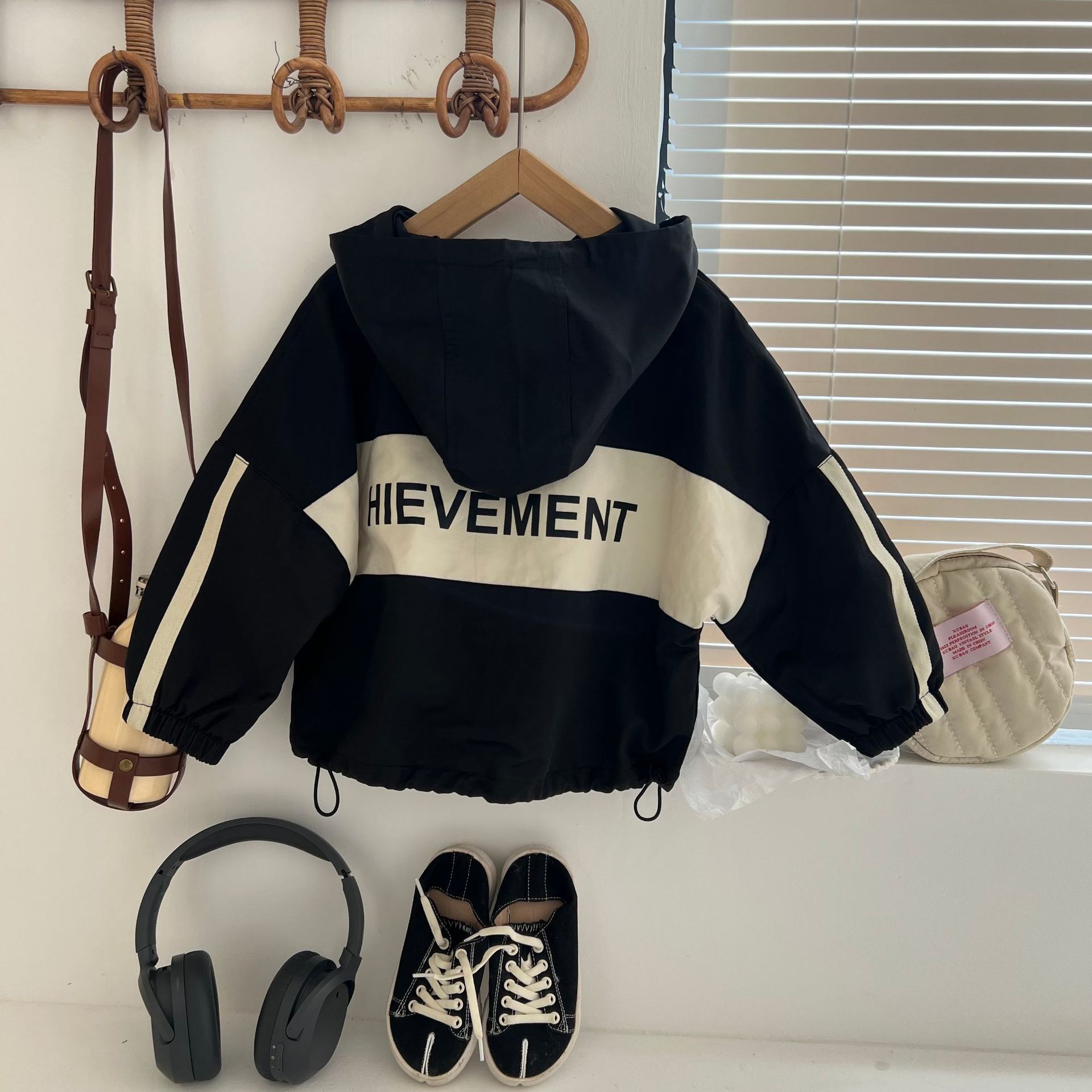 

Весенние и осенние детские куртки Куртки для мальчиков и девочек Куртки с буквами Ветровки с капюшоном 90