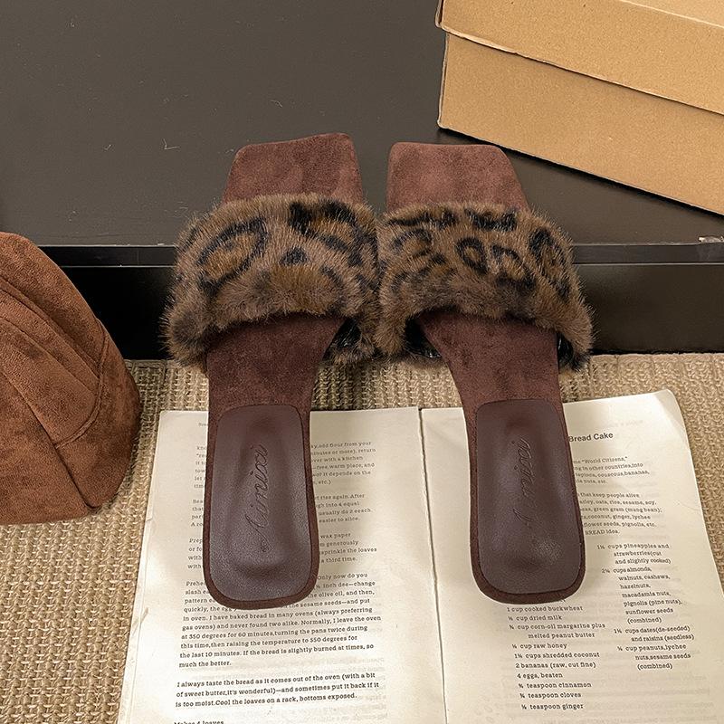 

2025 new versatile and comfortable Mao Mao one-word slippers wear beach vacation open-toed European and American skirt cotton slippers 39 цветной печати леопарда