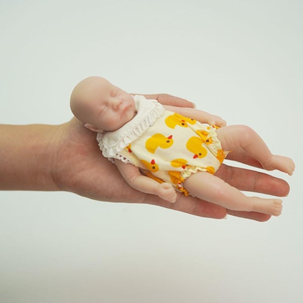 Lebensechte 6-Zoll-Handflächen-Wiedergeborene Baby-Mädchen-Puppe Levi Vollvinyl-Körper Geschlossene Augen Neugeborenen-Puppe Realistisches Dekompressionsspielzeug Baby-Puppen für Kinder Geburtstagsgeschenk