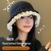 Chapeau de pêcheur tricoté noir avec bordure en dentelle de style coréen pour femmes - Design en laine amincissant le visage, grand tour de tête, accessoire d'hiver en peluche
