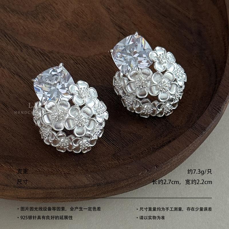 Gold and silver series zircon stud earrings two-color gold and silver hollow relief earrings light luxury cold shining versatile ears
