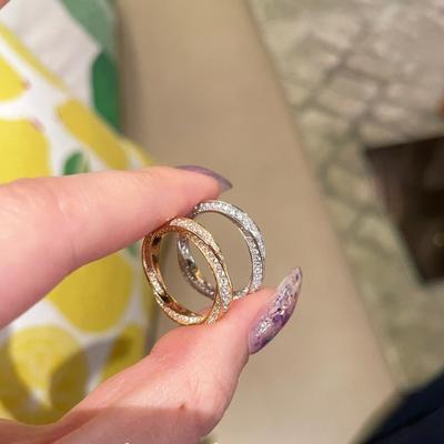 Anillo Mobius de Lujo Ligero Retro de Alta Gama Incrustado con Diamantes Anillo Versátil de Temperamento Exquisito Índice Súper Brillante