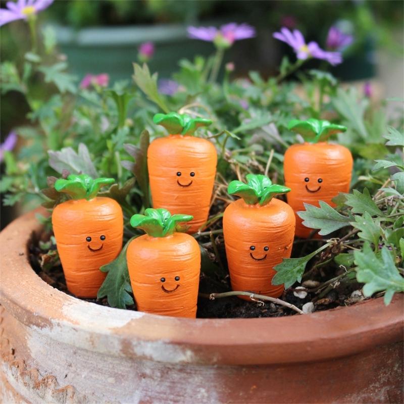 Easter Stake Carrot Statue Smile Carrot Shaped Figurines Plant for Indoor and Outdoor Sculpture Decors