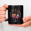 Tasse à café noire avec des crânes colorés et des motifs de bougies, parfaite pour les fêtes d'Halloween et les décorations Gothiques