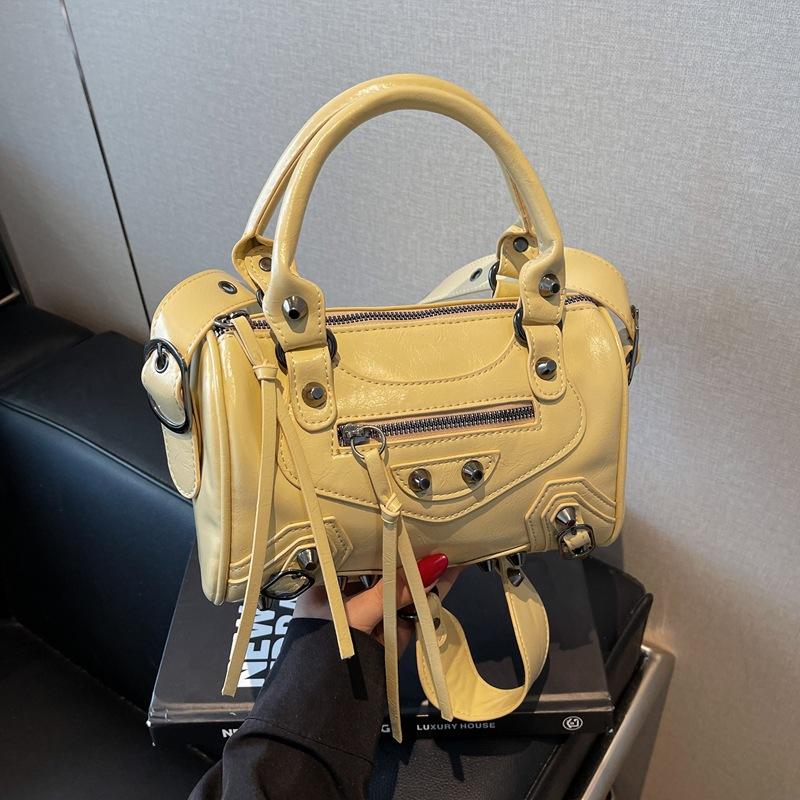 Nouveau sac locomotive à rivets de mode haut de gamme tendance portable épaule messager sac pour femmes