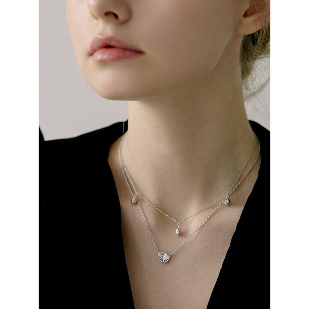 Three Rose Chocker (White)