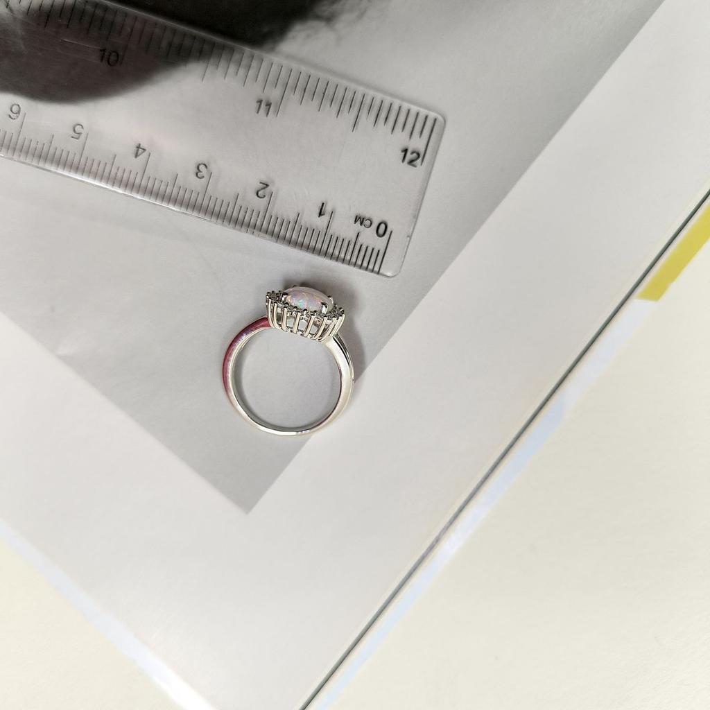 Серебряное кольцо с опалом, фианитами, вес изделия 3,24 гр (2174318)