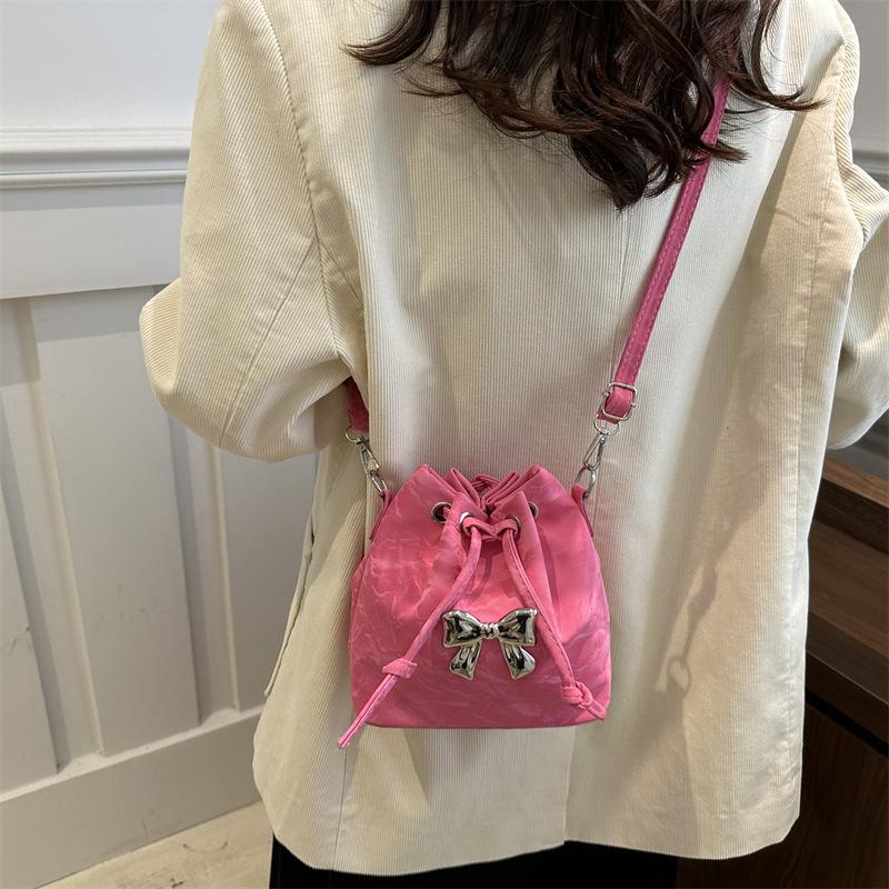 Winter Foreign Style Niche Design Bag Women's 2025 New Fashion Casual Messenger Bag Personalized Shoulder Bucket Bag