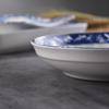 Set de 4 farfurii ceramice japoneze alb-albastru, de 8 inch: Include farfurie adâncă, farfurie pentru orez și farfurie pentru friptură.
