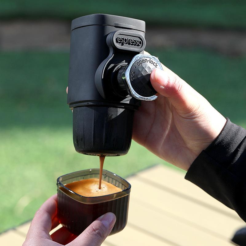 

Compact Hand-Press Espresso Maker for Home & Outdoor Use чорний