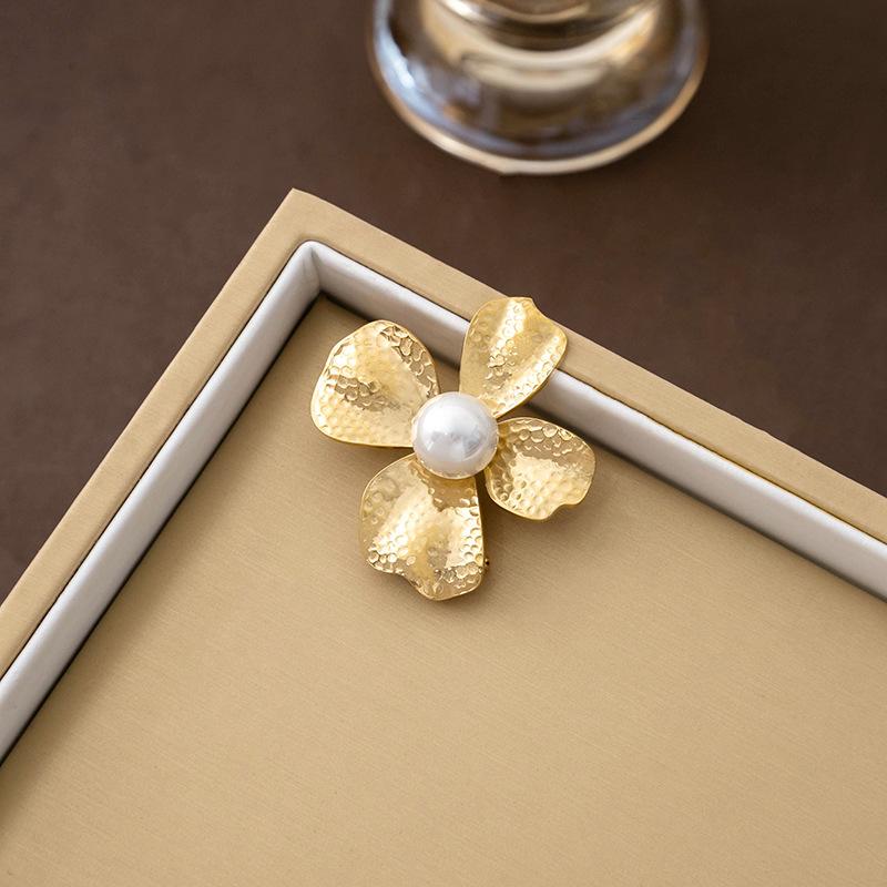 Retro Metal Four-Leaf Clover Brooch, Temperament Antique Original Light Luxury Pearl Creative Accessories