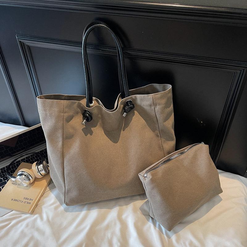 

Ранняя осень новый 2025 однотонный деним трендовая личность повседневная простая сумка-тоут на плечо под мышкой 51*17*35 хаки