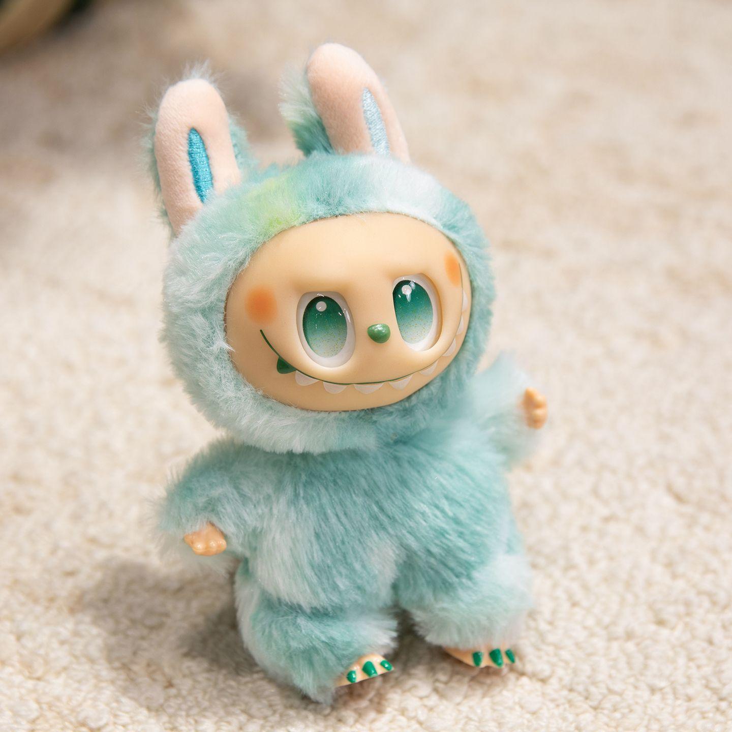 

Новые плюшевые игрушки Labubu V3 The Monsters Big Into Energy Series Виниловая плюшевая игрушка Подвеска для сумки Кавайная фигурка Кукла с лицом Брелок Подарок на день рождения 17cm зелёный